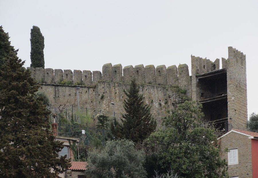 Piransko mestno obzidje z razgledom na staro mestno jedro