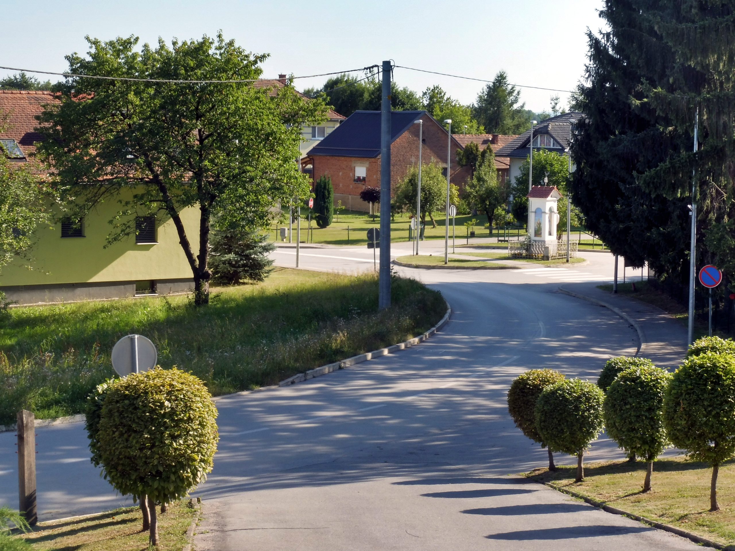 Plečnikova cerkev v Bogojini - zunanjost brez ljudi