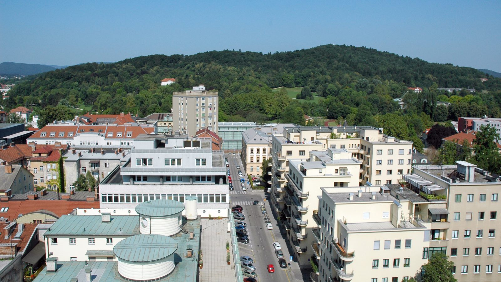 Pogled na Rožnik in park Tivoli v Ljubljani
