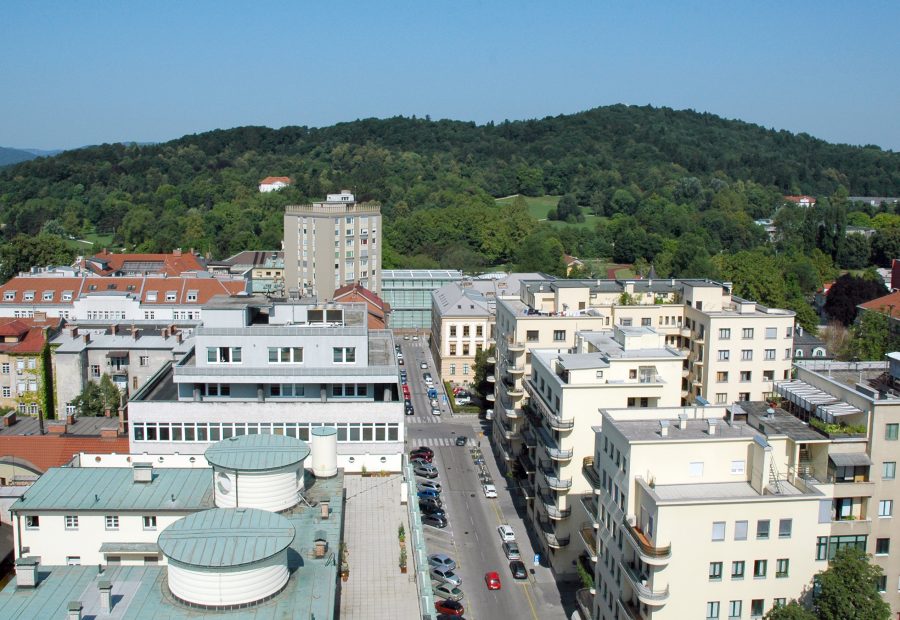 Pogled na Rožnik in park Tivoli v Ljubljani
