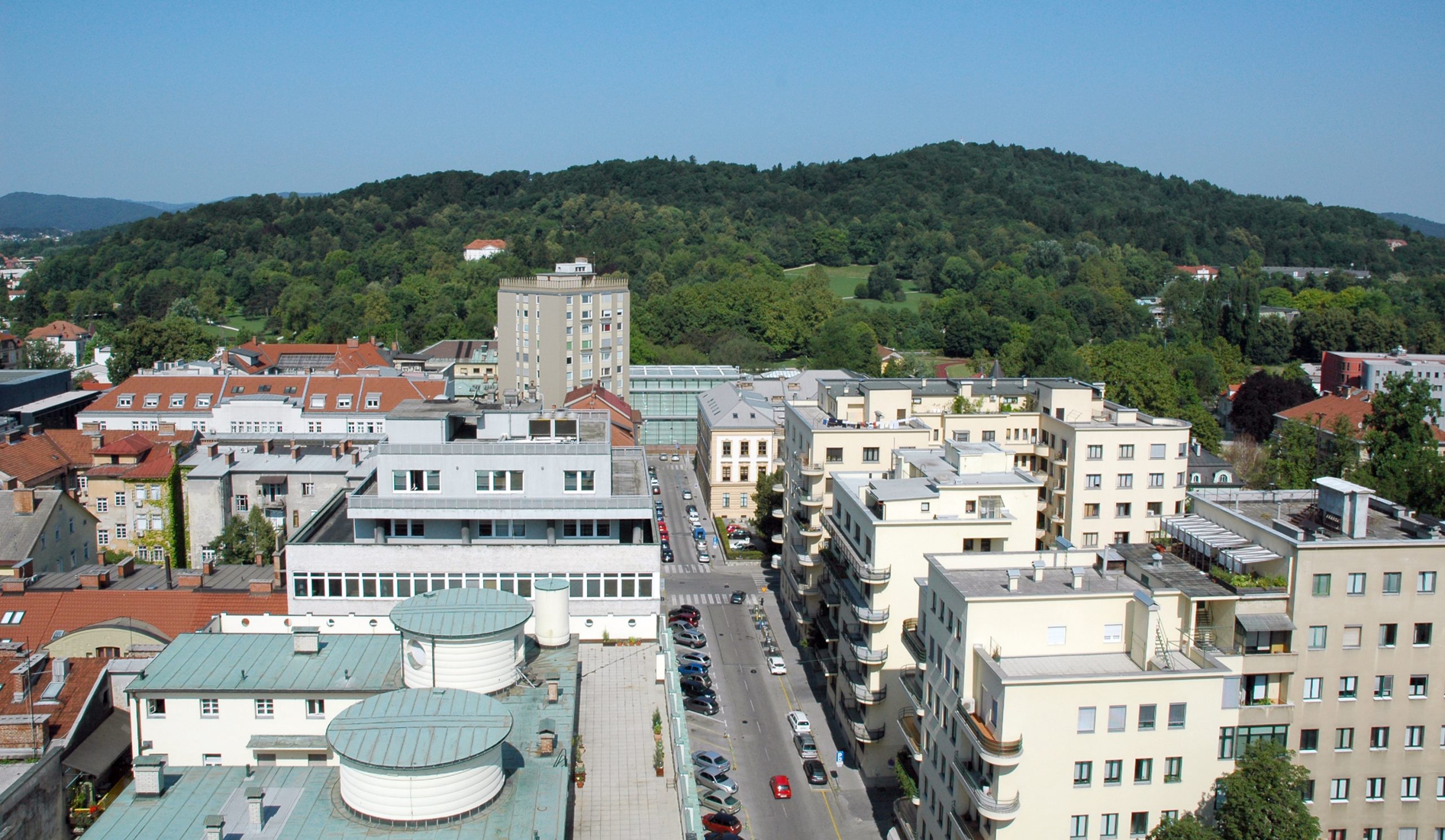 Pogled na Rožnik in park Tivoli v Ljubljani