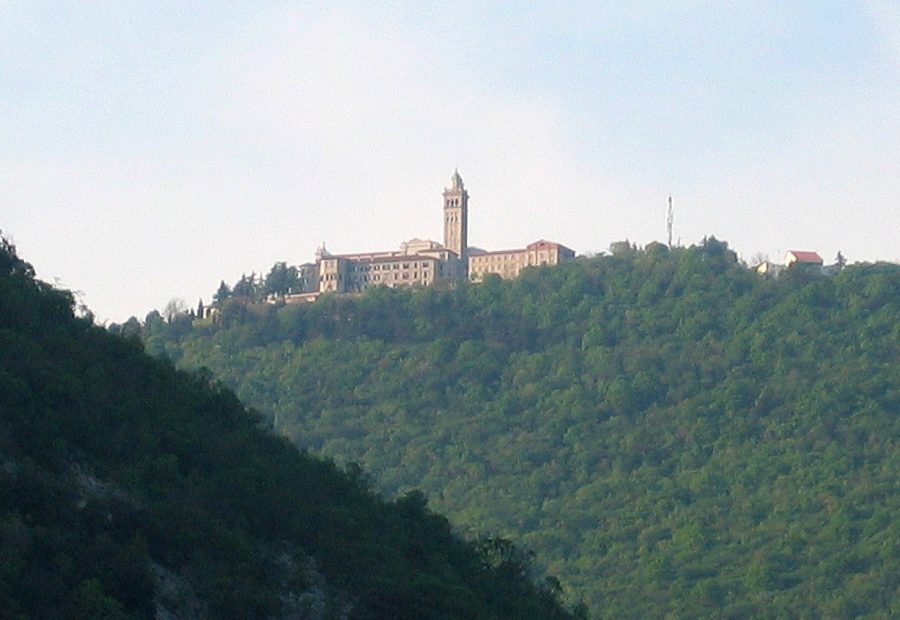 Sveta Gora nad Solkanom z baziliko in razgledom