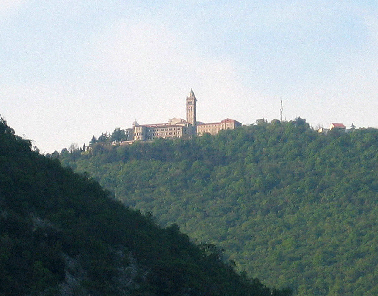 Sveta Gora nad Solkanom z baziliko in razgledom