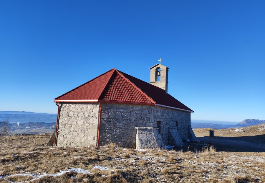 Cerkev Svete Trojice na razglednem hribu nad Pivko