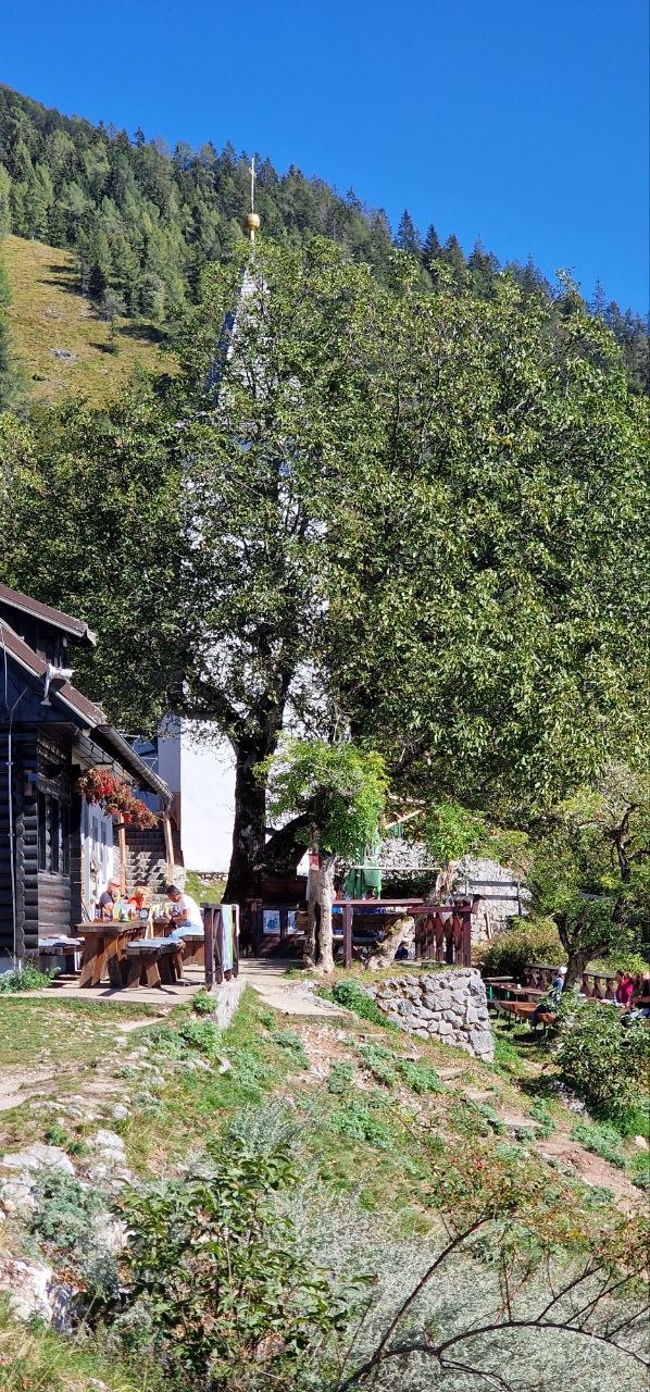 Cerkev sv. Jakoba in brunarica nad Preddvorom