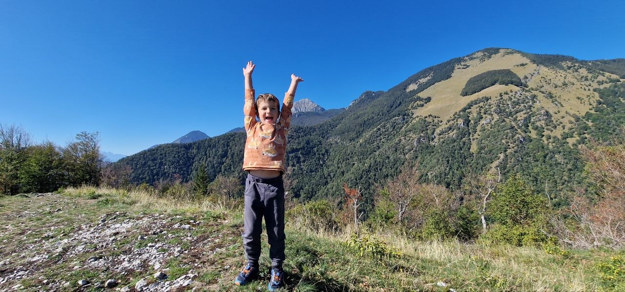 Otrok na razgledni jasi pri Svetem Jakobu nad Preddvorom s pogledom proti Storžiču