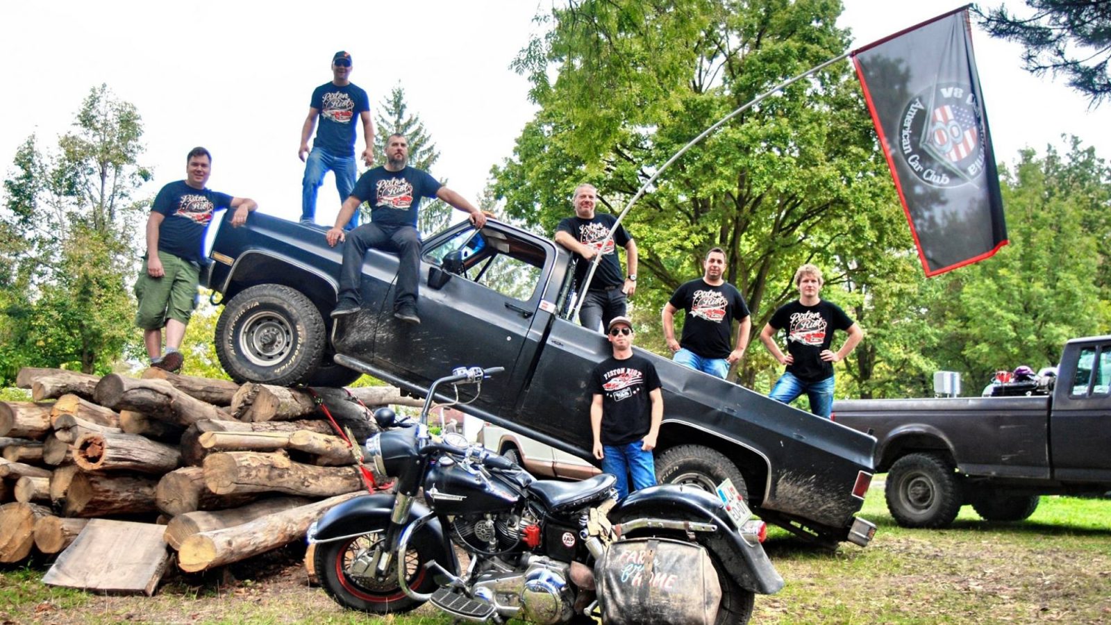 Člani V8 Club Slovenia ob ameriških avtomobilih in motorju