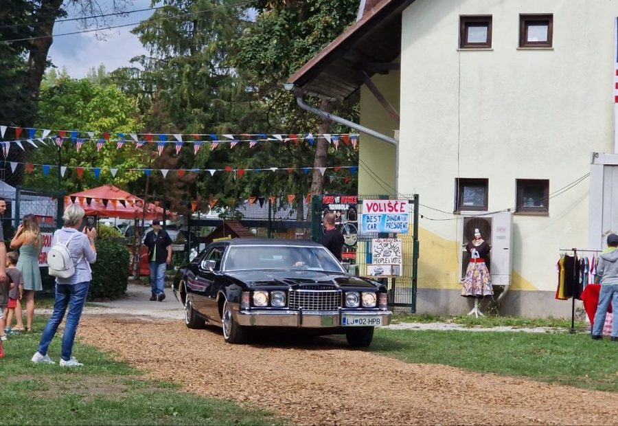 Črn klasičen ameriški V8 avtomobil na srečanju v Laguni Ljubljana