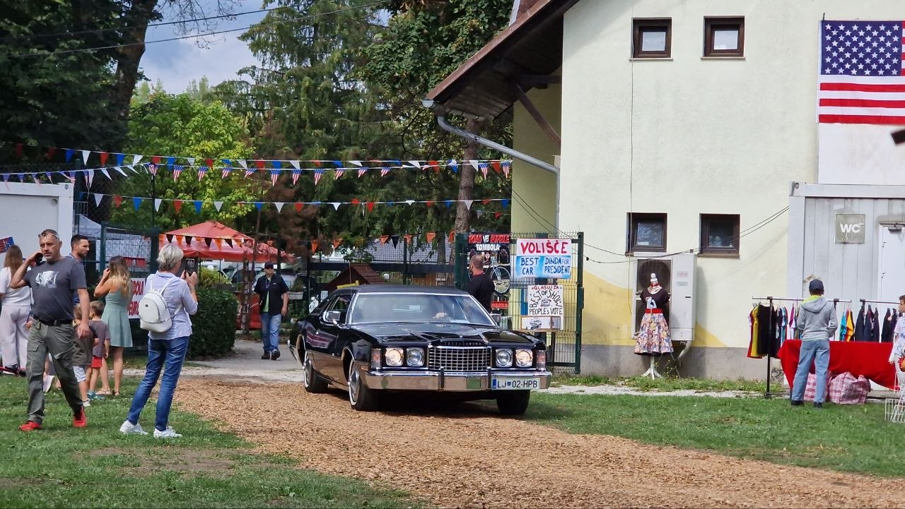 Črn klasičen ameriški V8 avtomobil na srečanju v Laguni Ljubljana