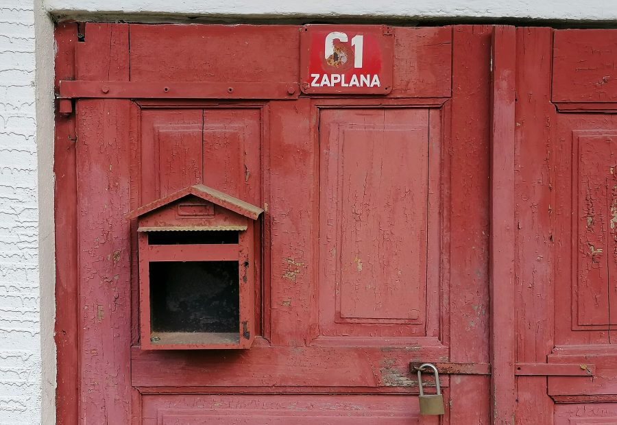 Zaplana z gozdovi in podeželsko pokrajino