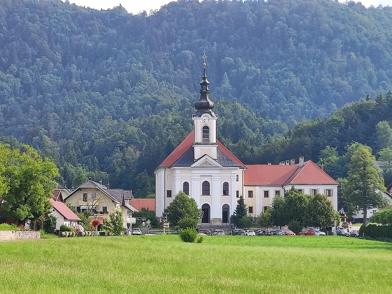 Velesovo in Adergas – cerkev, samostanska dediščina in miren sprehod